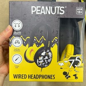 NWT Peanuts Wired Headphones with Yellow Cushions